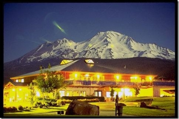 mount-shasta-resort-hotel-exterior-1-def792C8A71-8B02-7E47-4652-2626D3FCC3EB.jpg